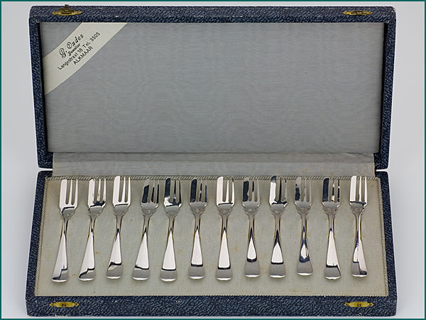 12 zilveren gebaksvorken model Hollands glad (250) uit 1922-0