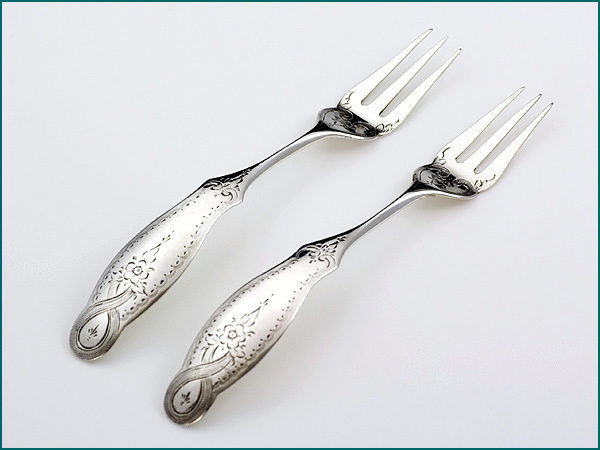 Een stel zuurvorkjes met gravering uit 1872-0