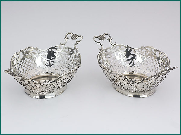 Een stel zilveren bonbonmandjes uit 1914-0