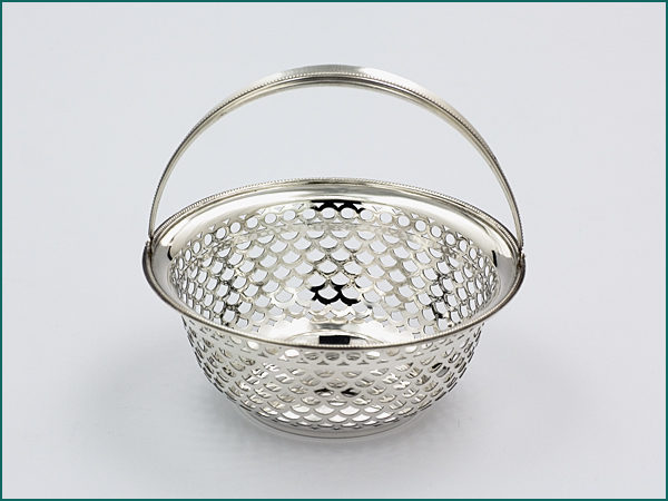 Zilveren bonbonmandje met hengsel uit 1918-0