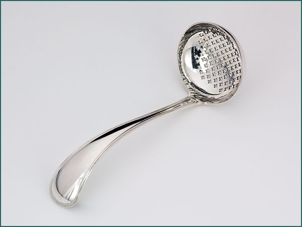Zilveren dubbelrond suikerstrooilepel uit 1906-0