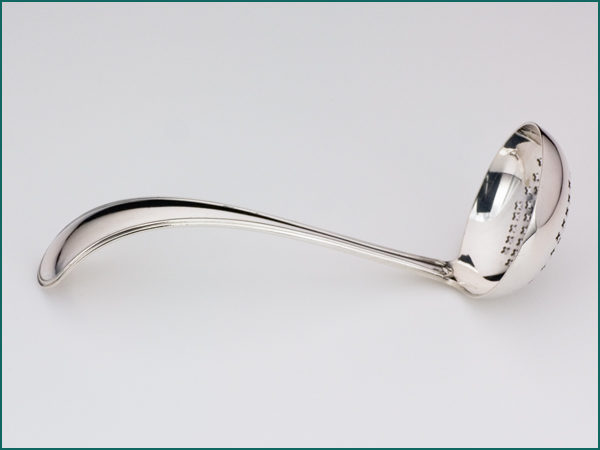 Zilveren dubbelrond suikerstrooilepel uit 1906-4953