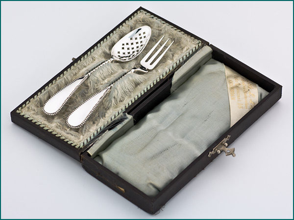 Zilveren zuurcouvert met parelrand in etui uit 1900-0