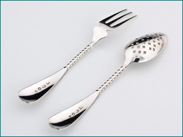 Zilveren zuurcouvert met parelrand in etui uit 1900-4246