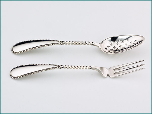 Zilveren zuurcouvert met parelrand in etui uit 1900-4247