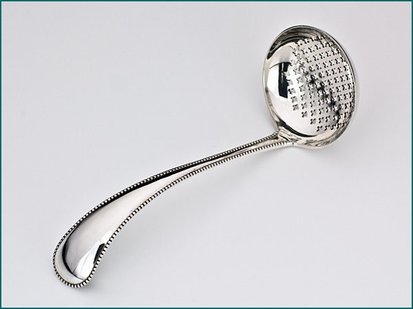 Zilveren suikerstrooilepel met parelrand uit 1907-0