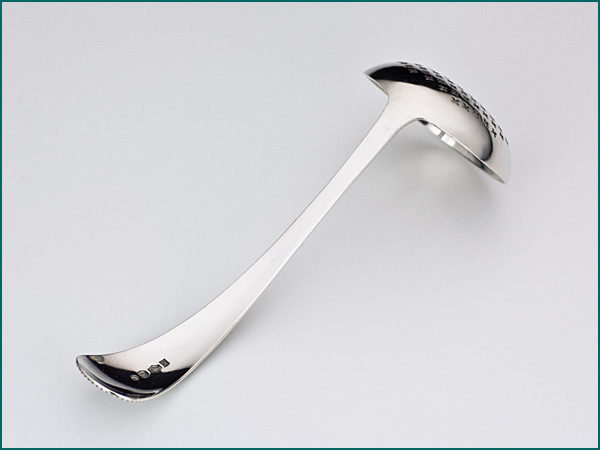 Zilveren suikerstrooilepel met parelrand uit 1907-4490