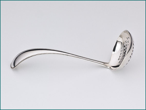 Zilveren suikerstrooilepel met parelrand uit 1907-4491