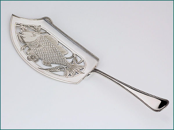 Zilveren visdienschep met parelrand uit 1920-4721