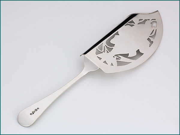 Zilveren visdienschep met parelrand uit 1920-4722