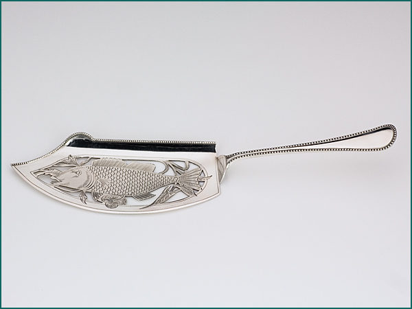 Zilveren visdienschep met parelrand uit 1920-4723