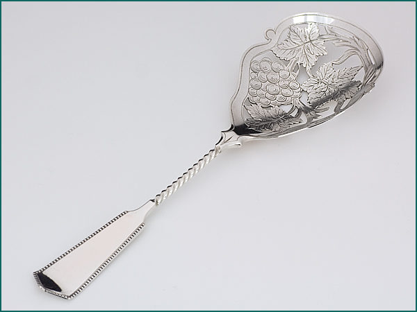 Zilveren natfruitschep met parelrand uit 1913-0