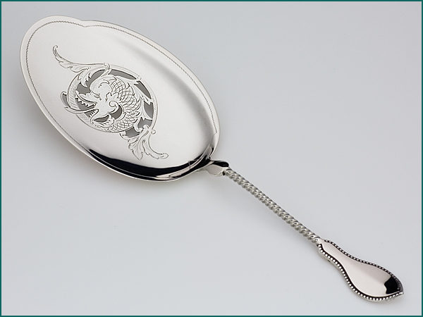 Zilveren visdienschep met gravering uit 1902-0