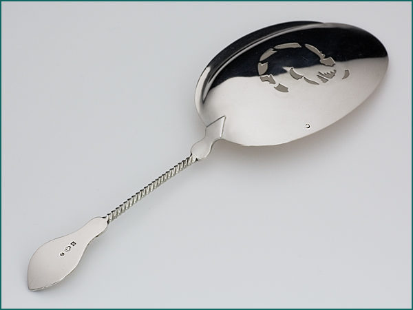 Zilveren visdienschep met gravering uit 1902-8632