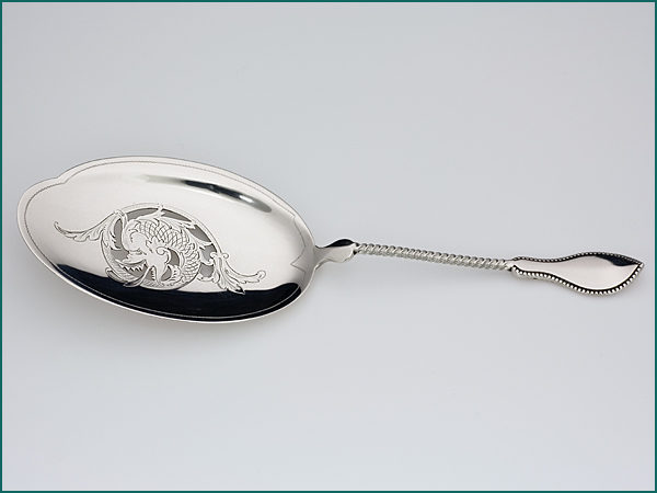 Zilveren visdienschep met gravering uit 1902-8633