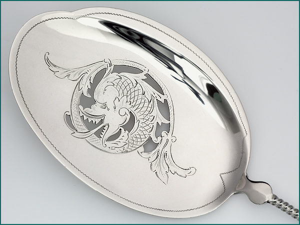 Zilveren visdienschep met gravering uit 1902-8634