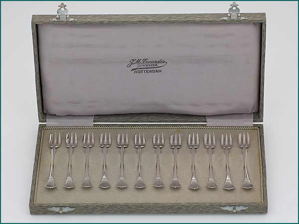 12 zilveren petitfourvorkjes in etui 1906-1924-0