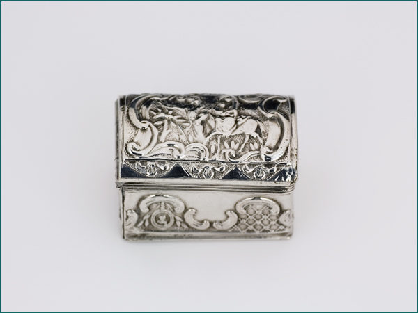 Zilveren koffervormig doosje uit 1797-0