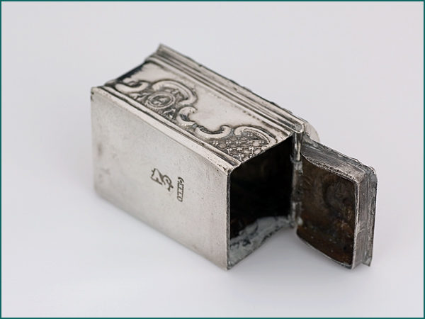Zilveren koffervormig doosje uit 1797-6210
