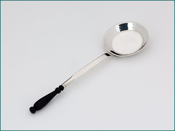 Zilveren miniatuur koekenpan met houten steel uit 1736-0