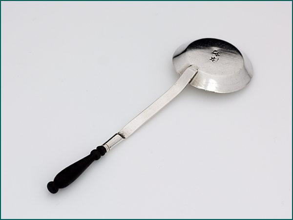 Zilveren miniatuur koekenpan met houten steel uit 1736-7791