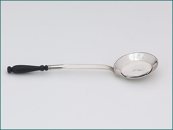 Zilveren miniatuur koekenpan met houten steel uit 1736-7792