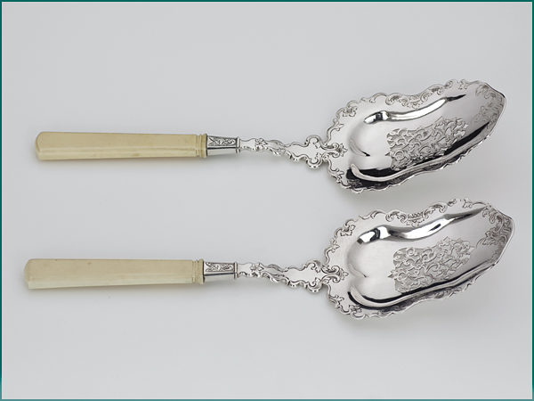Een stel zilveren natfruitscheppen met benen heften uit 1852-9971
