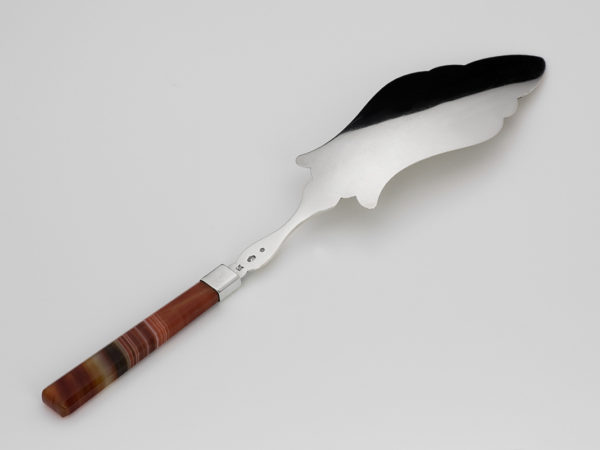 Zilveren taartschep met agaten heft en gravering uit 1886-9976