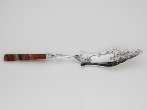 Zilveren taartschep met agaten heft en gravering uit 1886-9977