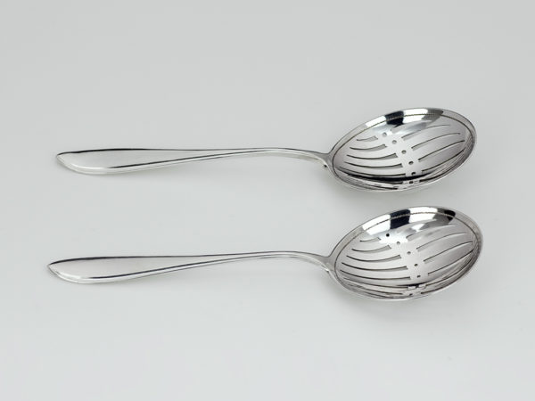 Stel zilveren puntfilet natfruit/strooilepels 1906-1924-11052