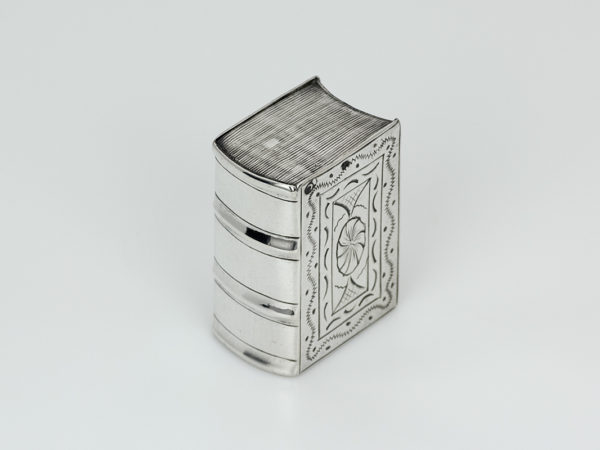 Zilveren boekvormig doosje uit 1793-11465