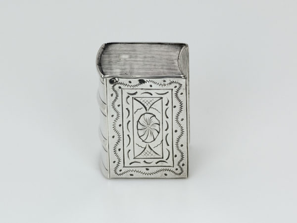 Zilveren boekvormig doosje uit 1793-0