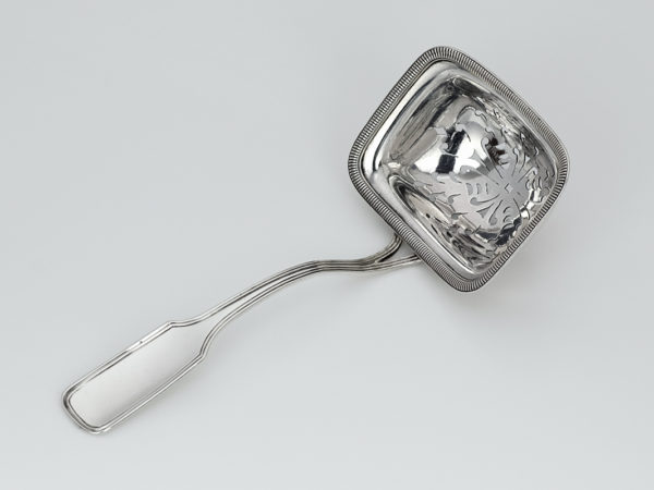 Zilveren suikerstrooilepel uit 1832 -0