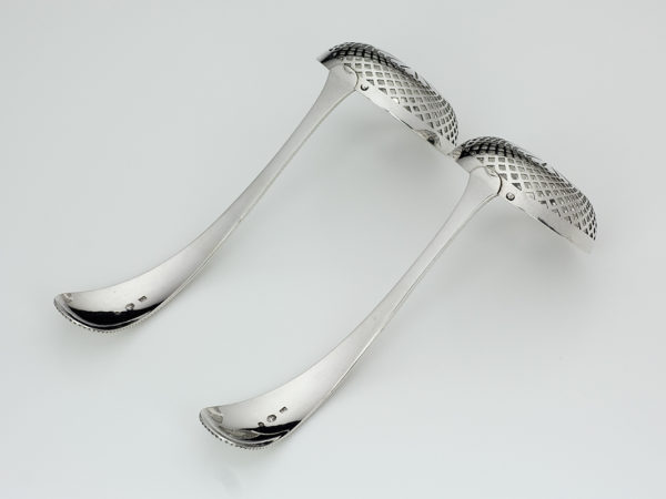 Stel zilveren suikerstrooilepel met parelrand uit 1896-11643