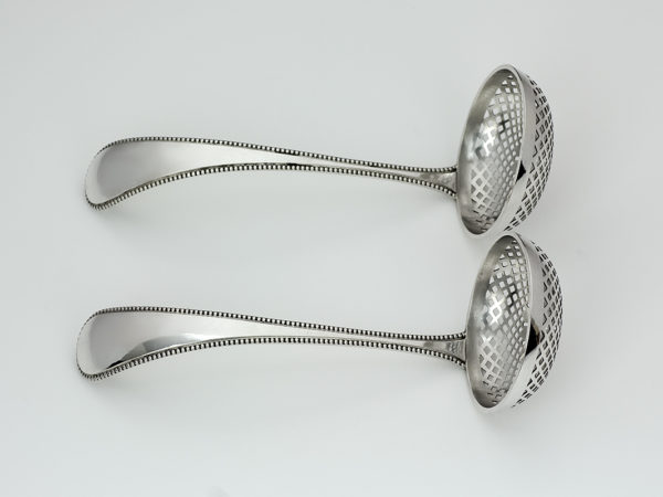 Stel zilveren suikerstrooilepel met parelrand uit 1896-11644