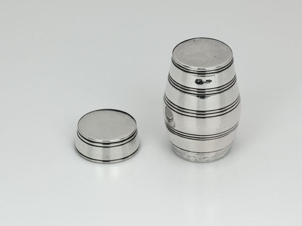 Zilveren doosje in de vorm van een ton 1878-1905-11768