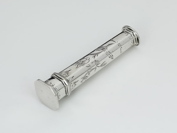 Zilveren knipkoker met gravering uit 1777-11853