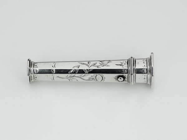 Zilveren knipkoker met gravering uit 1777-11852