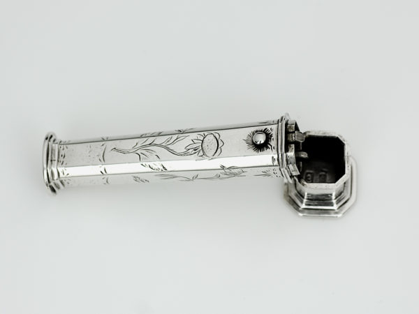 Zilveren knipkoker met gravering uit 1777-11848