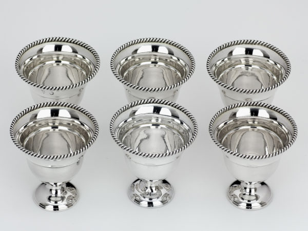 Bijzondere zilveren eierdopmand uit 1871-11993