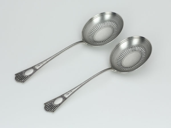 Stel zilveren strooi/natfruitlepeltjes model luxe parelrand in etui 1906-1924-12176