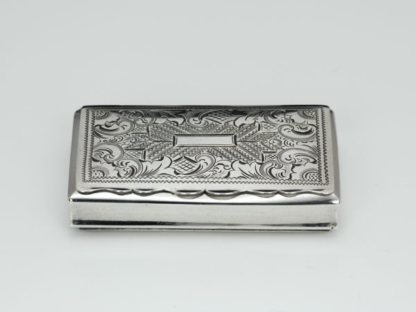 Zilveren snuifdoosje met gravering uit 1855-0