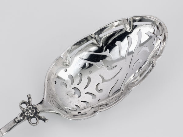 Zilveren suikerstrooilepel uit 1765 (Utrecht)-12655