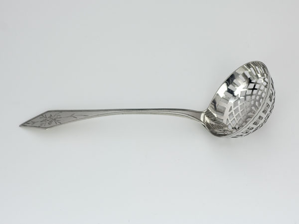 Zilveren suikerstrooilepel 1807-1809 (Den Haag)-12650