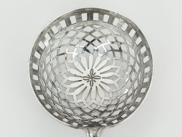 Zilveren suikerstrooilepel 1807-1809 (Den Haag)-12651