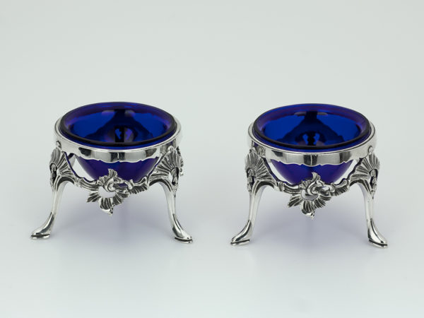 Een stel zeldzame zilveren zoutenvaten met blauw glas uit Weert ca. 1775-12744