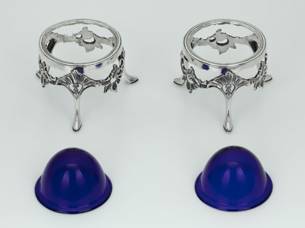 Een stel zeldzame zilveren zoutenvaten met blauw glas uit Weert ca. 1775-12746