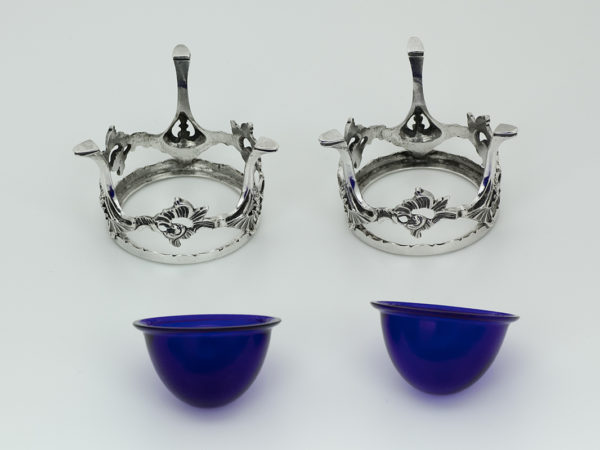 Een stel zeldzame zilveren zoutenvaten met blauw glas uit Weert ca. 1775-12747