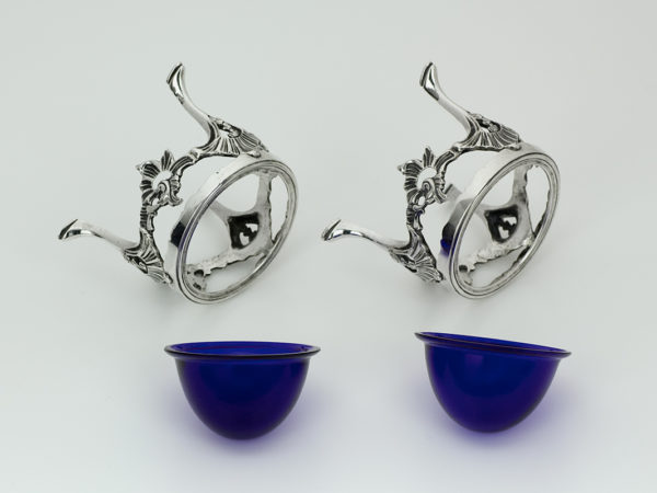 Een stel zeldzame zilveren zoutenvaten met blauw glas uit Weert ca. 1775-12745