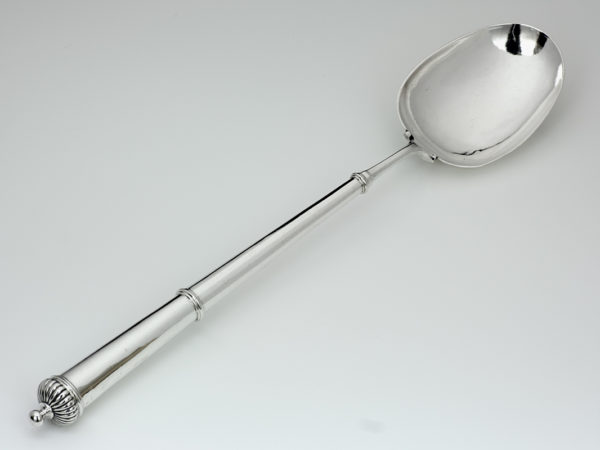 Zilveren brijlepel uit 1740-0